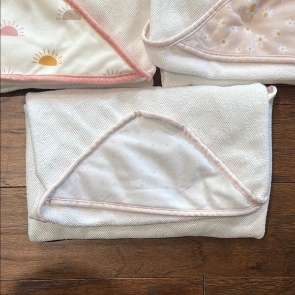ChickPea Pink and White Baby Hooded Towels set of 5 - Picture 5 of 9